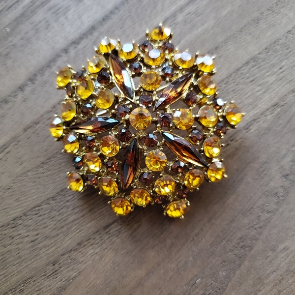 Vintage Flower Brooch - Picture 8 of 17